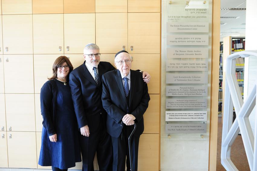 Rabbi Dr. David Eliach, joined by his son Yotav Eliach and daughter Smadar Rosensweig to unveil the plaque marking the donation of the private collection, The Prof. Yaffa Eliach z'&quot;l Shtetl Collection to the Yad Vashem Archives